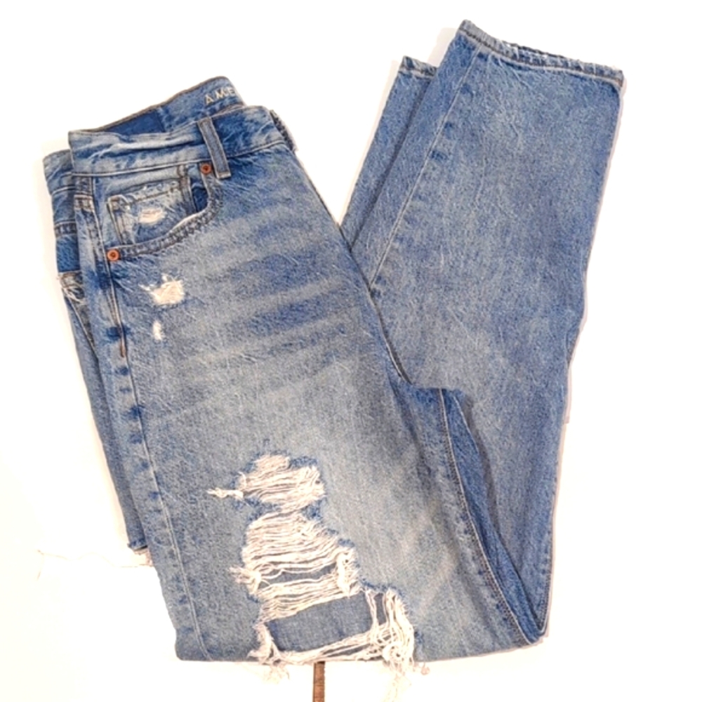 American Eagle Distressed Relaxed Mom Jeans Size 2 Light Blue Wash